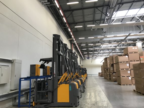 벤츠코리아 부품물류센터에 사용되는 10종의 특수지게차. © 뉴스1 조재현 기자