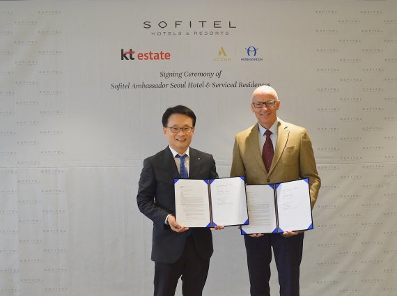 kt에스테이트 이대산 사장과 아코르 동남, 동북아시아 및 몰디브 최고운영책임자 패트릭 바셋이 호텔 오픈 협약식을 체결했다.