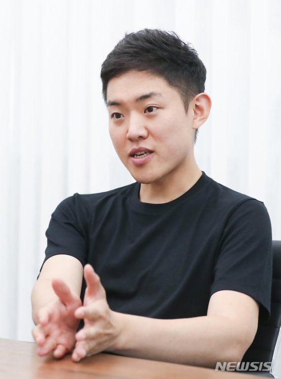 【서울=뉴시스】조수정 기자 = 김현기 와이낫미디어 컨텐츠 총괄이사가 14일 오후 서울 마포구 동교동 와이낫미디어에서 인터뷰에 앞서 포즈를 취하고 있다. 2019.06. chocrystal@newsis.com
