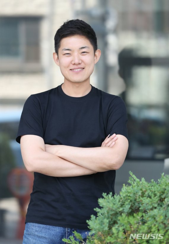 【서울=뉴시스】조수정 기자 = 김현기 와이낫미디어 컨텐츠 총괄이사가 14일 오후 서울 마포구 동교동 와이낫미디어에서 인터뷰에 앞서 포즈를 취하고 있다. 2019.06. chocrystal@newsis.com