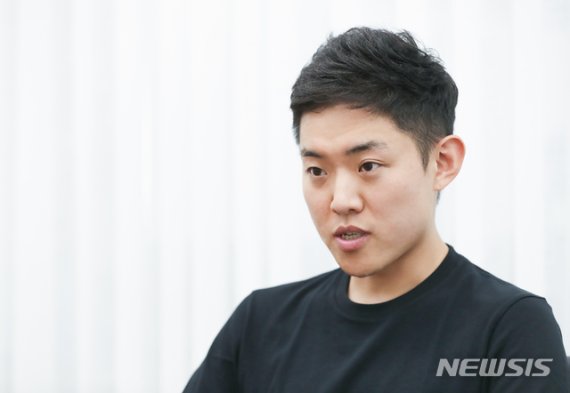 【서울=뉴시스】조수정 기자 = 김현기 와이낫미디어 컨텐츠 총괄이사가 14일 오후 서울 마포구 동교동 와이낫미디어에서 인터뷰에 앞서 포즈를 취하고 있다. 2019.06. chocrystal@newsis.com