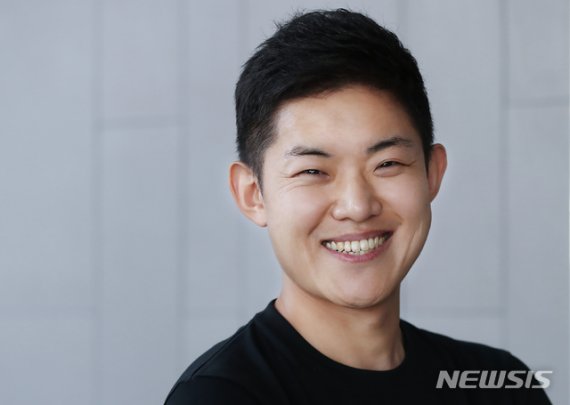 【서울=뉴시스】조수정 기자 = 김현기 와이낫미디어 컨텐츠 총괄이사가 14일 오후 서울 마포구 동교동 와이낫미디어에서 인터뷰에 앞서 포즈를 취하고 있다. 2019.06. chocrystal@newsis.com