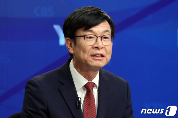 김상조 "분양가 상한제, 당정·부처 협의 통해 신중하게 판단"