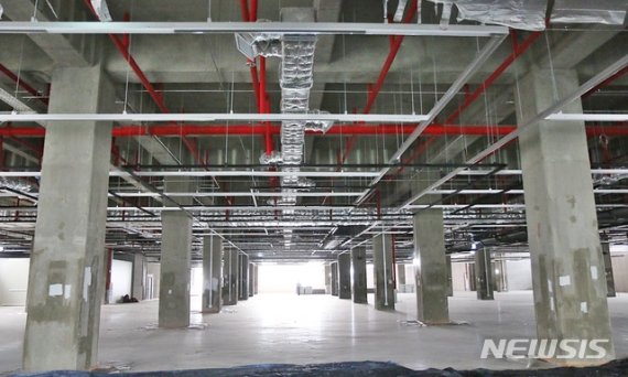 【청주=뉴시스】강신욱 기자 = 1946년 담배공장으로 출발한 충북 청주시 청원구 내덕동 옛 연초제조창이 도시재생사업으로 문화제조창C로 새롭게 탄생했다. 청주시는 준공식을 이틀 앞둔 21일 본관동 3층 내부 모습을 공개했다. 이곳은 10월 개막하는 청주공예비엔날레 주 전시장으로 사용된다. 2019.08.21. ksw64@newsis.com