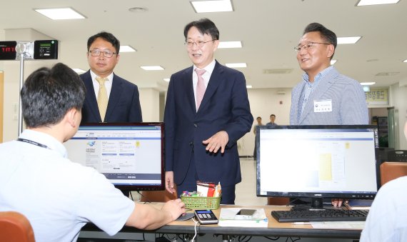 김현준 국세청장(사진 가운데)이 21일 제주세무서 근로장려금 신청창구를 찾아 직원들을 격려하고 있다.