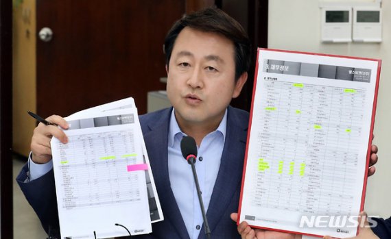 김용남 전 의원이 지난 2019년 8월 서울 여의도 국회에서 열린 자유한국당 조국 인사청문회 대책TF 2차회의에서 조국 후보자의 사모펀드에 대해 설명하고 있다. 뉴시스