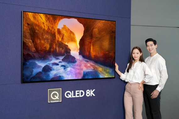 삼성전자 모델들이 삼성 디지털프라자 삼성대치점에서 2019년형 'QLED TV'를 소개하고 있다. 삼성전자 제공