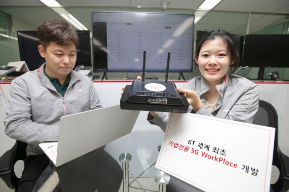 서울시 서초구 우면동에 위치한 융합기술원 내 연구실에서 직원들이 KT 5G 단말만 있으면 스위치·백본장비·유선 케이블 없이 전국 어디서나 노트북으로 안전하게 기업망에 접속 가능한 모습을 시연하고 있다. KT 제공