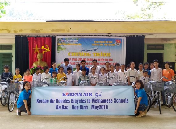 지난 5월 25일 대한항공으로부터 통학용 '희망 자전거'를 기증받은 베트남 호아빈성 다박현 소재 탄민 초등학생들과 대한항공 임직원들이 기념사진을 찍고 있다.대한항공 제공