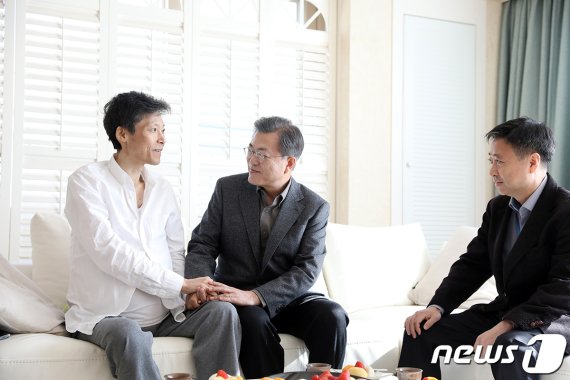 문재인 대통령과 윤도한 국민소통수석이 지난 2월 17일 당시 암 투병 중인 이용마 기자의 자택을 방문해 대화를 나누는 모습. (청와대 제공) 2019.8.21/뉴스1