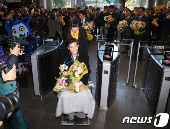 2012년 파업 당시 해직된 MBC 이용마 기자가 11일 오전 서울 상암동 본사로 출근하고 있다.(MBC 노조 제공) 2017.12.11/뉴스1