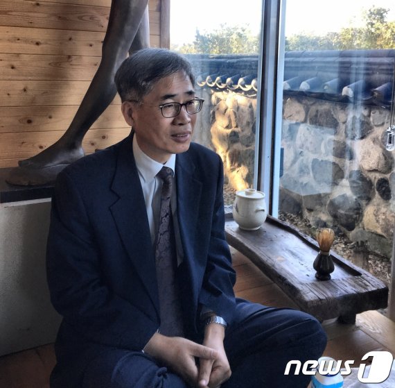"조국, 내려오라" 촉구한 신평…'재임용 탈락 1호' 판사(종합)