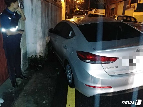 21일 오후 10시20분쯤 부산 남구 우암동의 한 도로에서 아반떼가 택시를 추돌한 뒤 전봇대와 담벼락을 잇따라 들이받고 멈춰선 모습.(부산지방경찰청 제공) /© 뉴스1