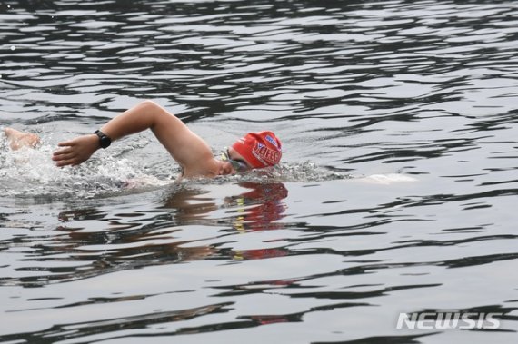 【서울=뉴시스】해군사관학교는 해상 안전 모니터링 체계 운영을 위해 일부 사관생도들에게 웨어러블 기기를 지급했다. 사진은 웨어러블 기기를 착용한 사관생도가 전투수영 훈련을 하는 모습. 2019.08.22. (사진=대한민국 해군 제공) photo@newsis.com