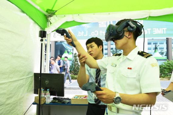 【서울=뉴시스】지난 6월20일 경남 창원시 해군사관학교에서 2019 스마트 네이비 컨퍼런스 및 창원 해양방위산업전이 열린 가운데 해양방산전시장에서 사관생도들이 VR 체험을 하고 있다. 2019.06.20. (사진=해군 제공) photo@newsis.com