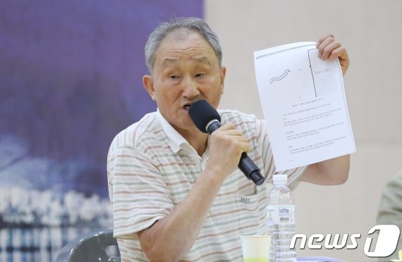 22일 제주 서귀포시 성산국민체육센터에서 열린 '제주 제2공항 건설사업 전략환경영향평가서(초안) 공청회'에서 반대측 주민대표측 의견진술자인 강석호씨가 제2공항 건설로 예정인내 동굴이 훼손될 우려가 있다고 문제를 제기하고 있다. 2019.8.21 /뉴스1 © News1 강승남 기자