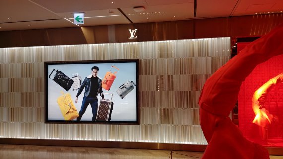 배우 안젤리나 졸리와 아들 매덕스는 지난 19일 신세계백화점 본점 6층 럭셔리 남성.남성슈즈 전문관을 방문해 쇼핑을 즐겼다. 매장 직원들은 졸리 가족이 평범한 가족처럼 보였다고 전했다. 사진=윤은별 인턴기자