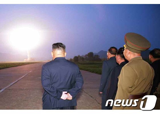 김정은 북한 국무위원장이 지난해 8월 미사일 발사를 참관하고 있는 모습/사진=뉴스1