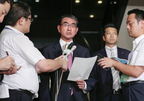 고노 다로 일본 외무상이 22일 외무성에서 한국의 군사정보보호협정 종료 결정에 대해 입장을 발표하고 있다. 로이터 뉴스1