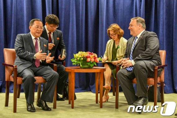 마이크 폼페이오 미국 국무장관(오른쪽)과 리용호 북한 외무상. (마이크 폼페이오 미국 국무장관 트위터) 2018.9.27/뉴스1