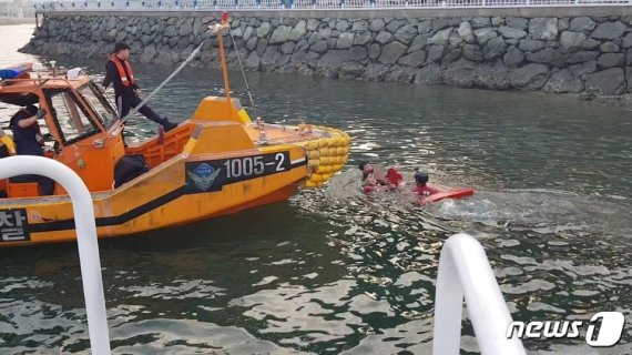 통영해경 구조대가 여자친구와 헤어져 바다에 몸을 던진 10대를 구조하고 있다.(통영해경 제공)2019.8.23.© 뉴스1