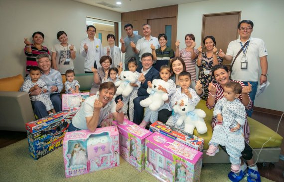 22일 부천 세종병원에서 인천공항공사 구본환 사장(가운데)이 공사의 초청으로 심장병 수술을 마친 우즈베키스탄 아동들의 병실을 찾아 아동 및 보호자, 관계자들과 함께 기념촬영을 하고 있다. /사진=인천국제공항공사