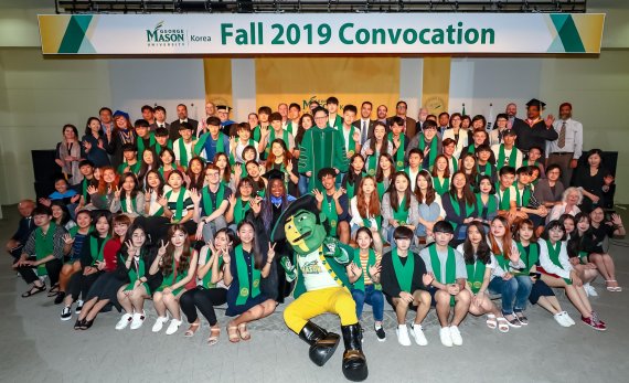 한국조지메이슨대학교는 23일 캠퍼스 소극장에서 2019학년도 가을학기 입학식을 개최했다. 입학생들이 입학식 후 기념사진을 촬영하고 있다.