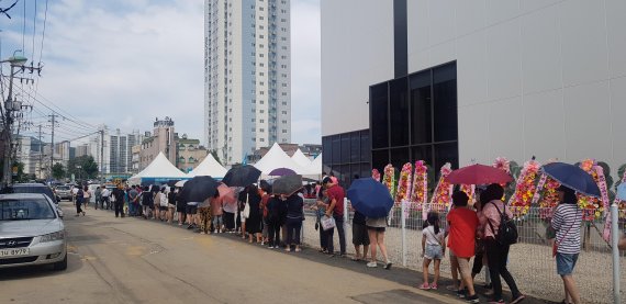 23일 의정부시 의정부역 센트럴자이&위브캐슬 견본주택 밖으로 내방객들이 200m가 넘게 줄을 서고 있다.