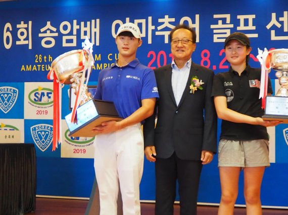 23일 경북 경산시 대구CC에서 열린 송암배 아마추어골프선수권대회에서 남여부 우승을 차지한 배용준과 이정현이 대회장인 우기정 이사장(가운데)과 우승 트로피를 들고 포즈를 취하고 있다. /사진=대구CC