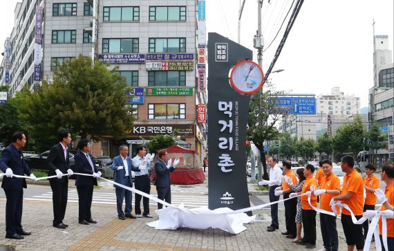 인천 학익법조타운 먹거리촌에 14년만에 새 지주간판이 세워지며 먹거리 명소로써 새 출발했다.
