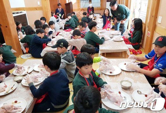 증평읍 송산리 장이 익어가는 마을의 삼계탕 만들기 체험.© 뉴스1