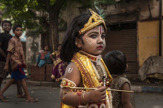 인도서 어린 소녀들 발가벗겨 마을 행진