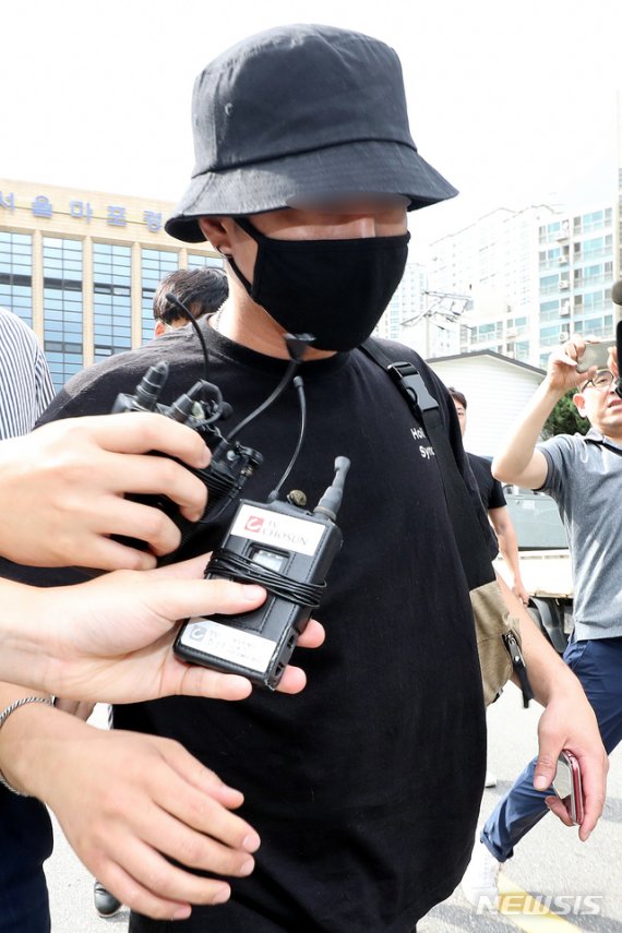 지난달 24일 이른바 '홍대 일본인 여성 폭행' 영상 가해 남성 A씨(33)가 서울 마포경찰서에서 조사를 마치고 경찰서를 나서고 있다. 서울 마포경찰서는 A씨가 폭행·모욕 혐의 기소의견으로 검찰에 송치됐다고 16일 밝혔다. /사진=뉴시스