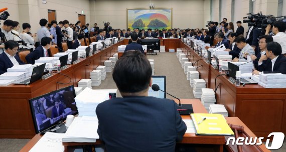 은성수 금융위원장 청문회 '정책검증' 주력…조국에 묻힐라