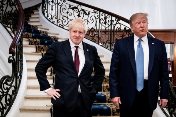 보리스 존슨 영국 총리(왼쪽)가 25일(현지시간) 프랑스 비아리츠의 주요 7개국(G7) 정상회담장에 도널드 트럼프 미국 대통령과 함께 입장하고 있다.로이터뉴스1