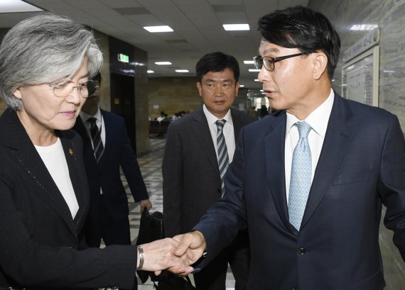 강경화 외교부장관이 26일 국회를 방문 윤상현 외통위원장과 '한일군사정보보호협정'(GSOMIA·지소미아) 관련 이야기를 나누고 있다. 사진=박범준 기자