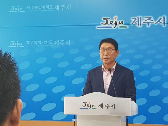 윤선홍 제주시 문화관광체육관광이 26일 제주시청 기자실에서 2020 대한민국독서대전 제주시 유치 확정 내용을 설명하고 있다.