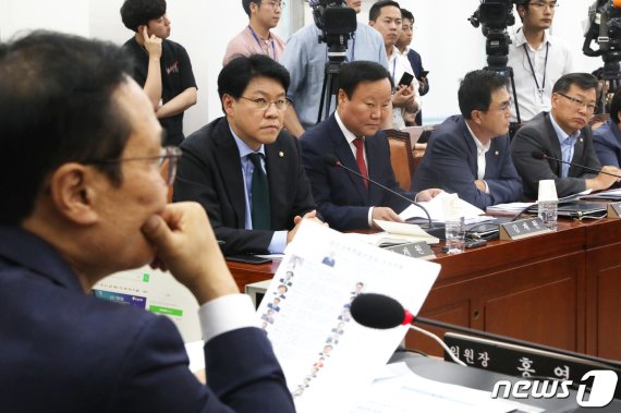 장제원 자유한국당 간사 및 한국당 의원들이 26일 오후 서울 여의도 국회에서 열린 정치개혁특별위원회 전체회의에 참석해 자리를 지키고 있다.