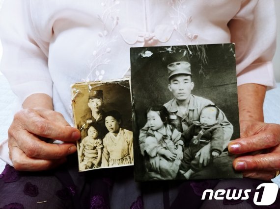 실종아동 전영숙씨의 어머니 차순금씨가 가족 사진을 들고 있다. 전영숙씨(왼쪽)는 1966년 초 강원도 원주역 앞에서 실종됐다. © 뉴스1 온다예 기자