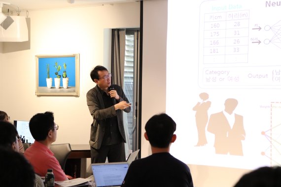 임영익 인텔리콘 연구소 대표가 26일 서울시 서초구 나우리 아트센터에서 '알파로 경진대회'에 대해 설명하고 있다./사진=인텔리콘 연구소