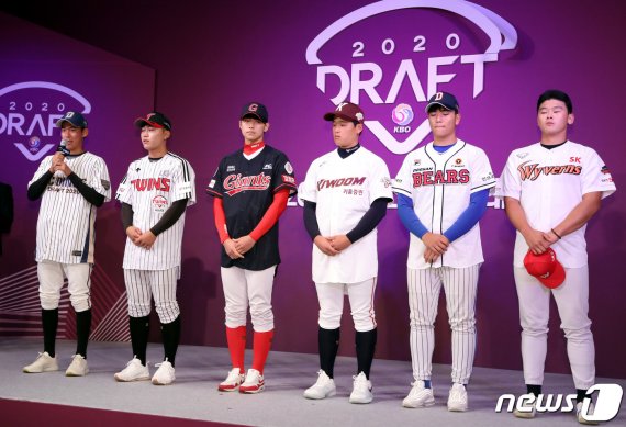 26일 오후 서울 중구 웨스틴조선호텔 그랜드볼룸에서 열린 2020 KBO 신인 드래프트에서 1라운드 지명을 받은 정구범(왼쪽부터), 김윤식, 홍민기, 이종민, 장규빈, 전의산 선수가 무대에 올라 포부를 밝히고 있다 .2019.8.26/뉴스1 © News1 박정호 기자