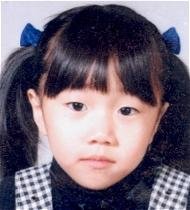 2000년 4월 4일 서울 중랑구 망우1동에서 실종된 최준원(24, 당시 5세)씨는 어금니를 전부 은색으로 도금하고 있었으며, 어깨길이의 생머리에 흰 머리띠를 착용하고 있었다. 실종아동전문기관 제공