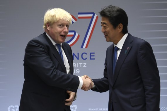 지난해 8월 G7정상회의에서 보리스 존슨 영국 총리와 아베 신조 일본 총리가 악수를 하고 있다. AP뉴시스