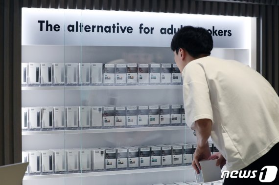 지난달 국내 출시된 한 전자담배 매장 모습 2019.7.15/뉴스1 © News1 민경석 기자