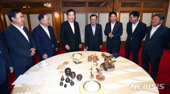 이낙연 국무총리가 27일 오전 서울 삼청동 총리공관에서 열린 고위 당·정·청회의에서 이해찬 더불어민주당 대표 등과 대화하고 있다. 왼쪽부터 윤관석 더불어민주당 정책위 수석부의장, 홍남기 경제부총리, 이 총리, 이 대표, 이인영 더불어민주당 원내대표, 김상조 청와대 정책실장, 강기정 청와대 정무수석