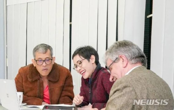 【방콕=AP/뉴시스】태국 왕실이 마하 와찌랄롱꼰 국왕(라마 10세·66·사진 왼쪽)의 배우자 시니낫 웡와치라파크디(34)의 일상을 담은 사진을 이례적으로 홈페이지에 26일 공개했다. 촬영 날짜가 공개되지 않은 이 사진은 일상복을 입고 탁자에 앉아 노트북을 보고 있는 라마 10세와 웡와치라파크디. 2019.08.27