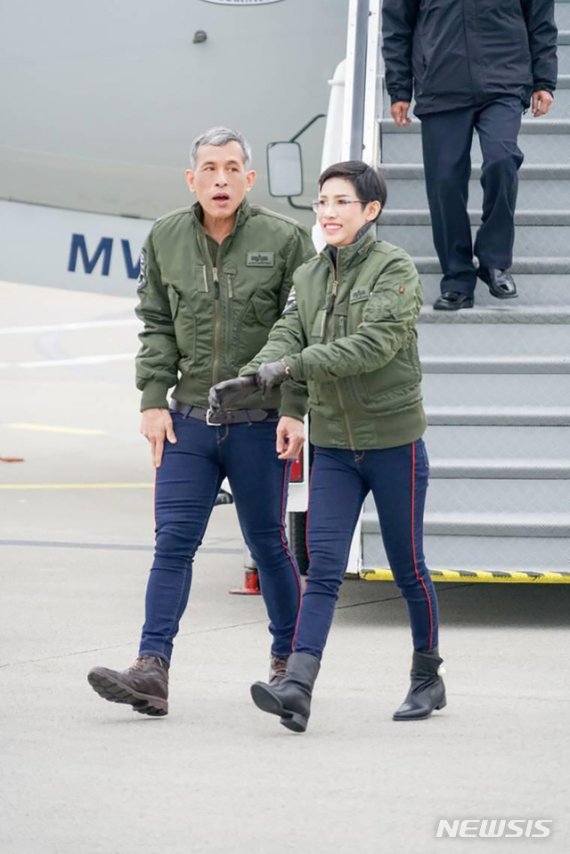 【방콕=태국왕실.AP/뉴시스】태국 왕실이 마하 와찌랄롱꼰 국왕(라마 10세·66)의 배우자 시니낫 웡와치라파크디(34)의 일상을 담은 사진을 이례적으로 홈페이지에 26일 공개했다. 촬영 날짜가 공개되지 않은 이 사진은 군복을 입은채로 걷고 있는 라마 10세와 웡와치라파크디. 2019.08.27