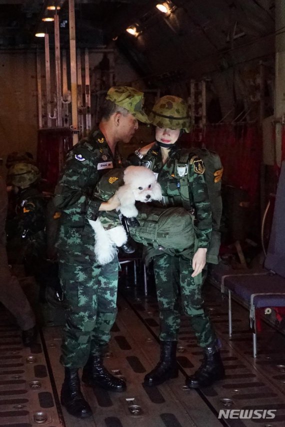 【방콕=AP/뉴시스】태국 왕실이 마하 와찌랄롱꼰 국왕(라마 10세·66)의 배우자 시니낫 웡와치라파크디(34)의 일상을 담은 사진을 이례적으로 홈페이지에 26일 공개했다. 촬영 날짜가 공개되지 않은 이 사진은 군용기 내부로 추정되는 공간에서 군복을 입은채로 대화 중인 라마 10세와 웡와치라파크디. 2019.08.27