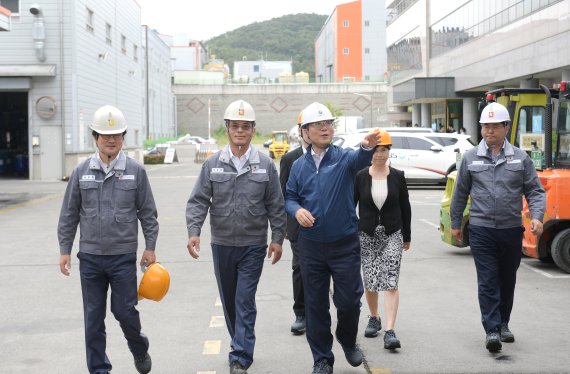 성윤모 산업통상자원부 장관(왼쪽 세번째)은 28일 특수 에폭시 수지의 국산화에 성공한 울산의 제일화성 생산공장을 방문해 회사 경영진들과 현장을 둘러보고 있다. 산업부 제공