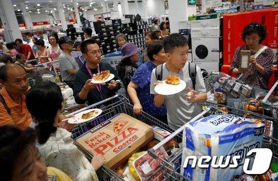 코스트코 중국 1호 매장, 오픈 4시간만에 영업중단.. 왜?
